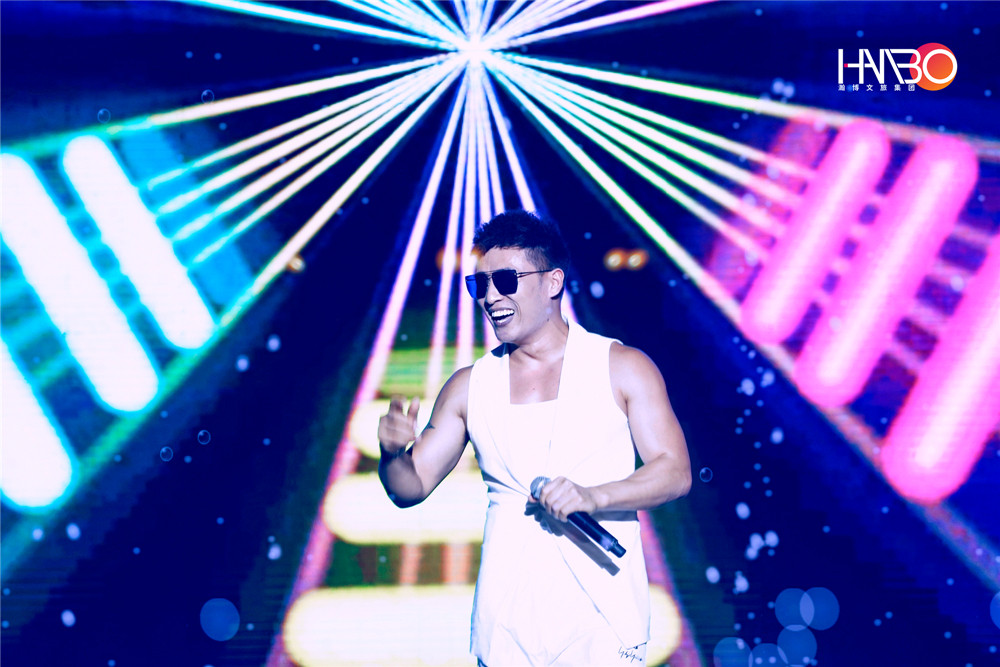 成都演藝公司“大美興義·萬(wàn)商齊聚”群星演唱會(huì)策劃承辦如期完成